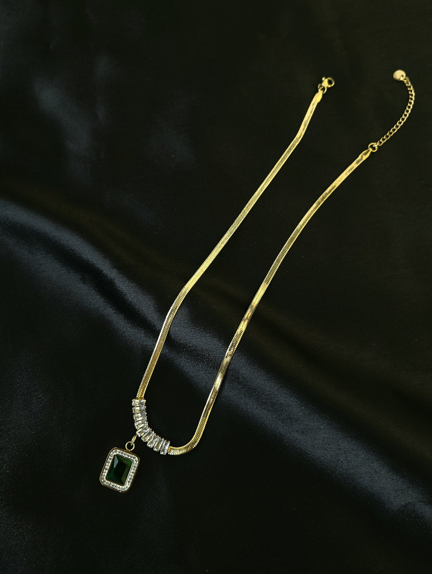 Luxurious Emerald Pendant Necklace