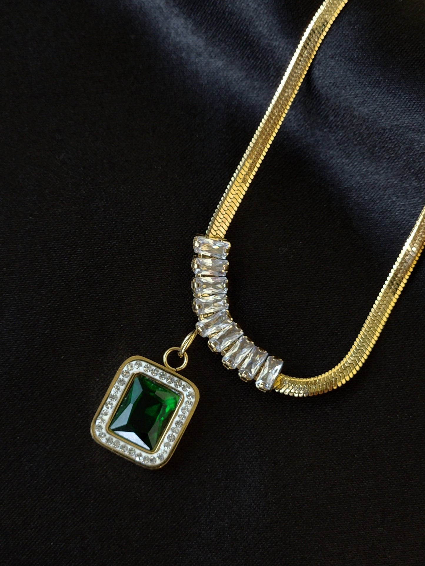 Luxurious Emerald Pendant Necklace