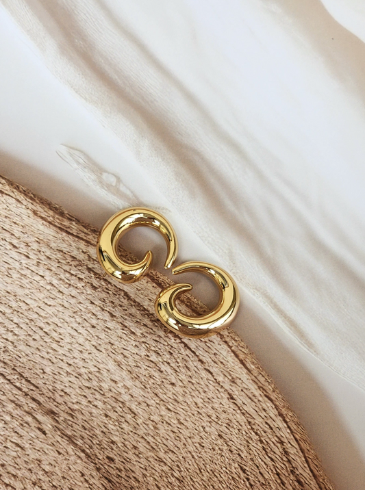 Chic Minimalist Open-Circle Gold Stud Earrings