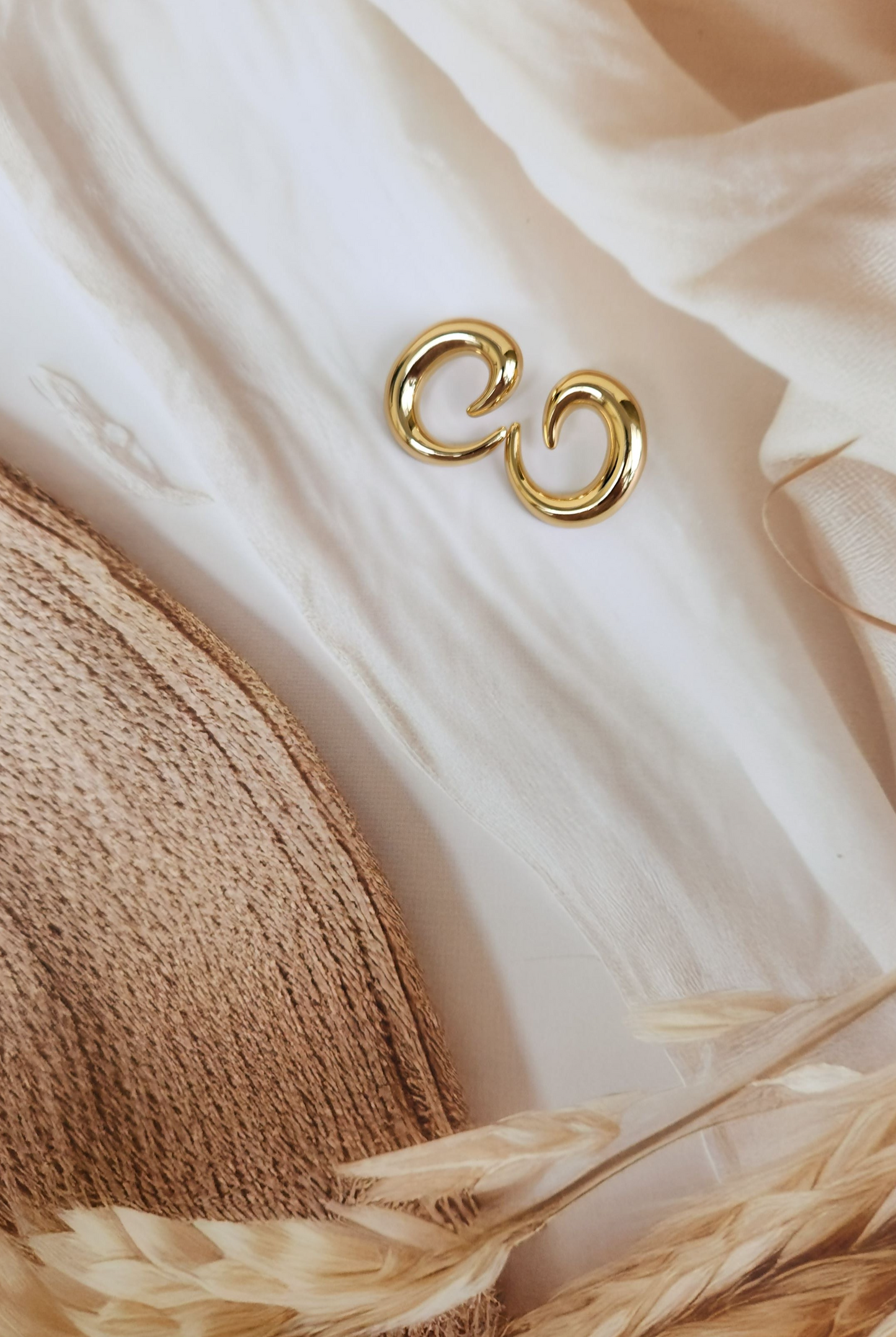 Chic Minimalist Open-Circle Gold Stud Earrings