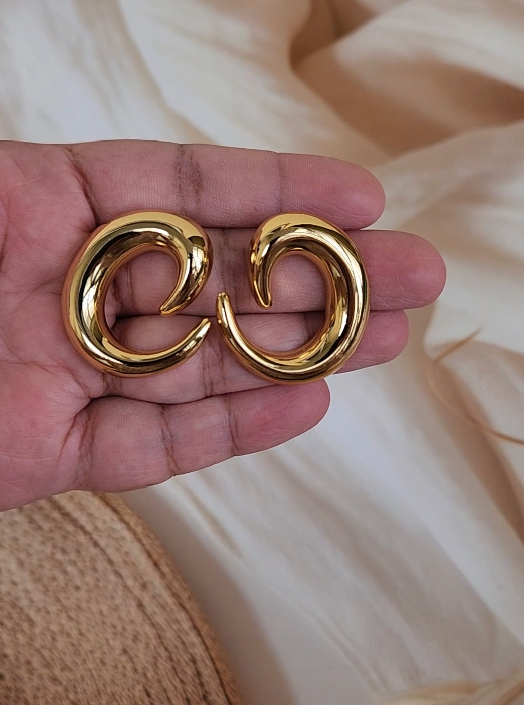 Chic Minimalist Open-Circle Gold Stud Earrings